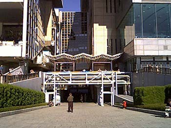 2000年12月東京競馬場メモリアル60連絡通路.jpg